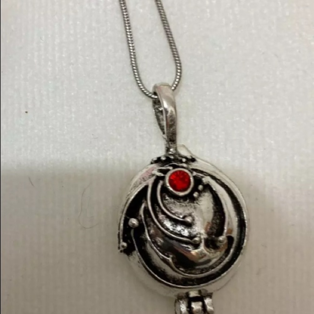 the vampire diaries vervain necklace (just one)